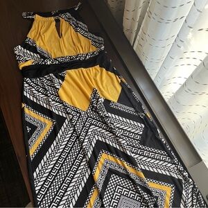 🖤🤍💛 Soho Apparel Ltd. Women’s Halter Geometric Print Maxi Dress | Size M